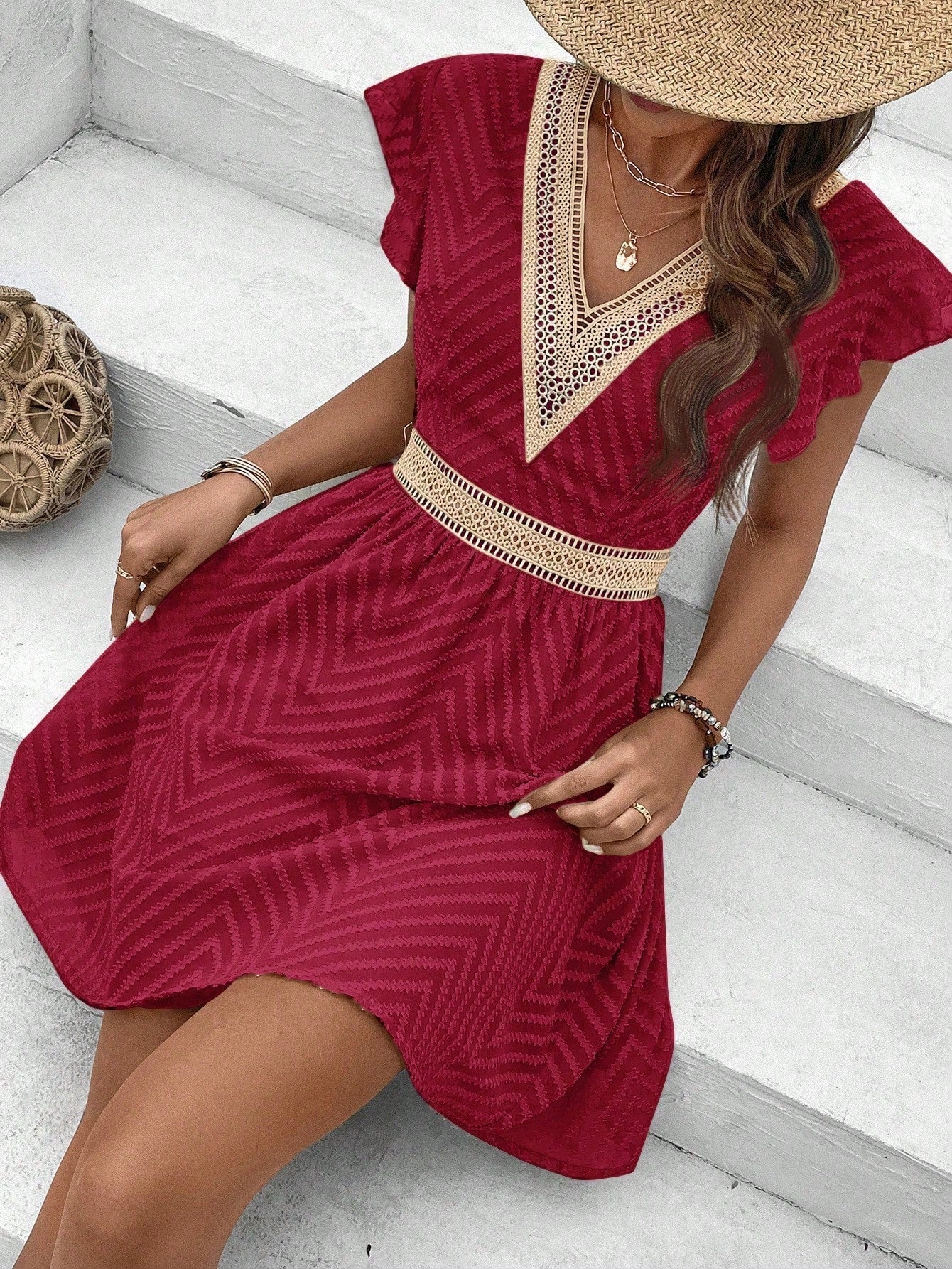 Sommerkleid mit V-Ausschnitt & Häkelrand – Luftiges Kurzarmkleid mit Taillengürtel