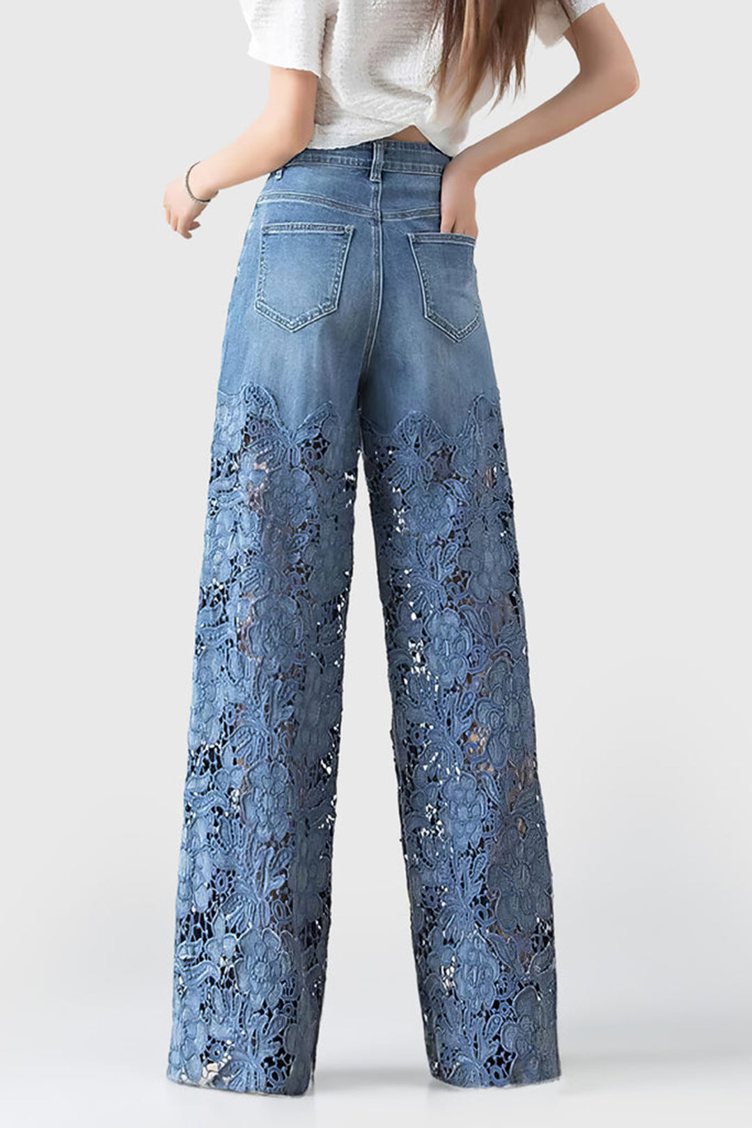 Damen weitfallende Jeans mit Blumen-Spitzen-Overlay in Blau - lässig schicke Hosen für moderne Frauen