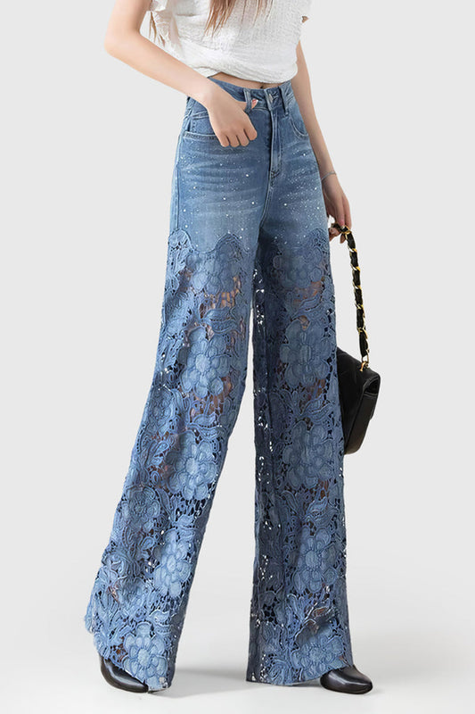 Damen weitfallende Jeans mit Blumen-Spitzen-Overlay in Blau - lässig schicke Hosen für moderne Frauen