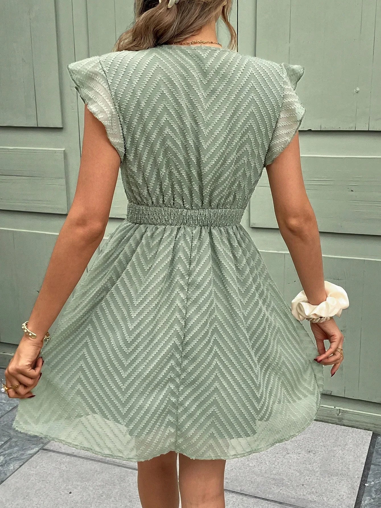 Sommerkleid mit V-Ausschnitt & Häkelrand – Luftiges Kurzarmkleid mit Taillengürtel