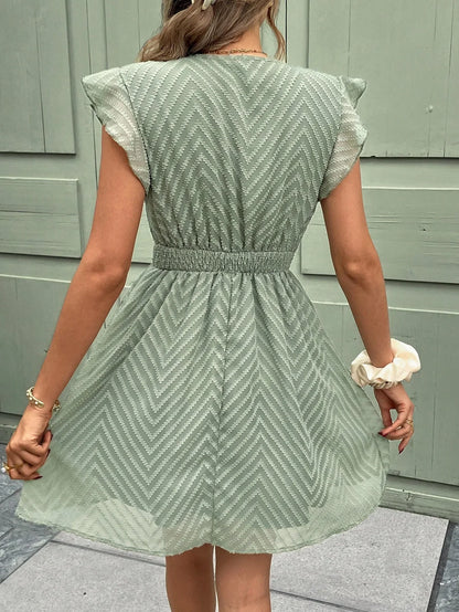 Sommerkleid mit V-Ausschnitt & Häkelrand – Luftiges Kurzarmkleid mit Taillengürtel