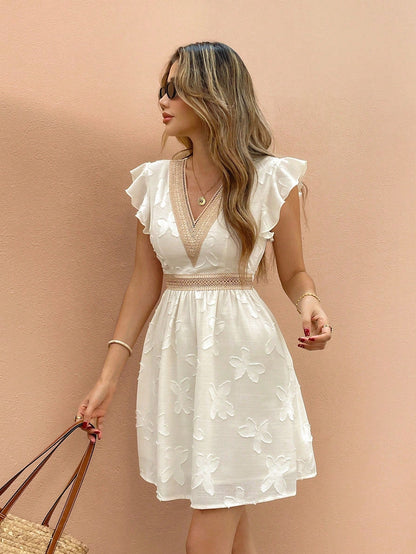 Sommerkleid mit V-Ausschnitt & Häkelrand – Luftiges Kurzarmkleid mit Taillengürtel