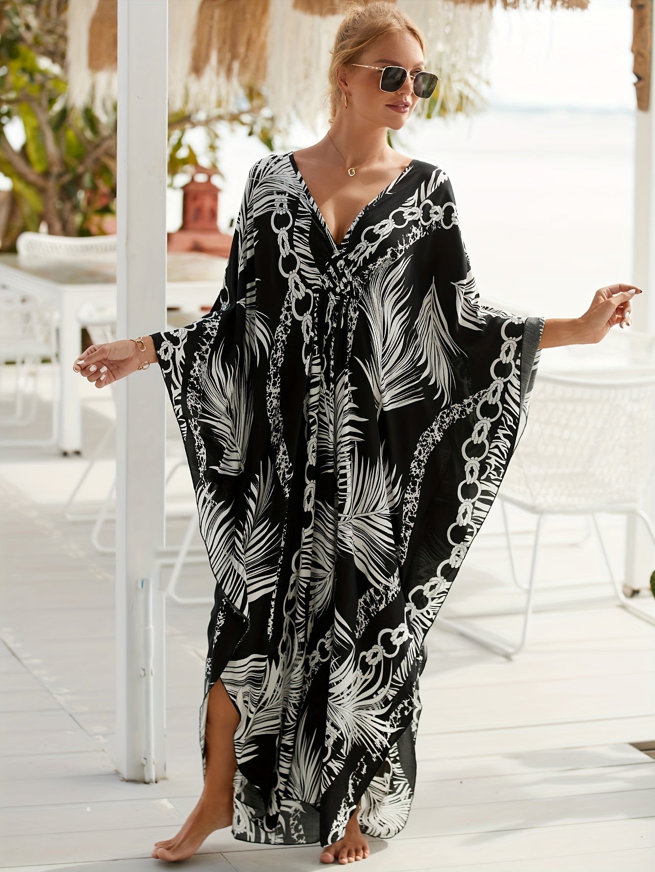 Barbara | Strandkleid mit Kette und Pflanzenmuster