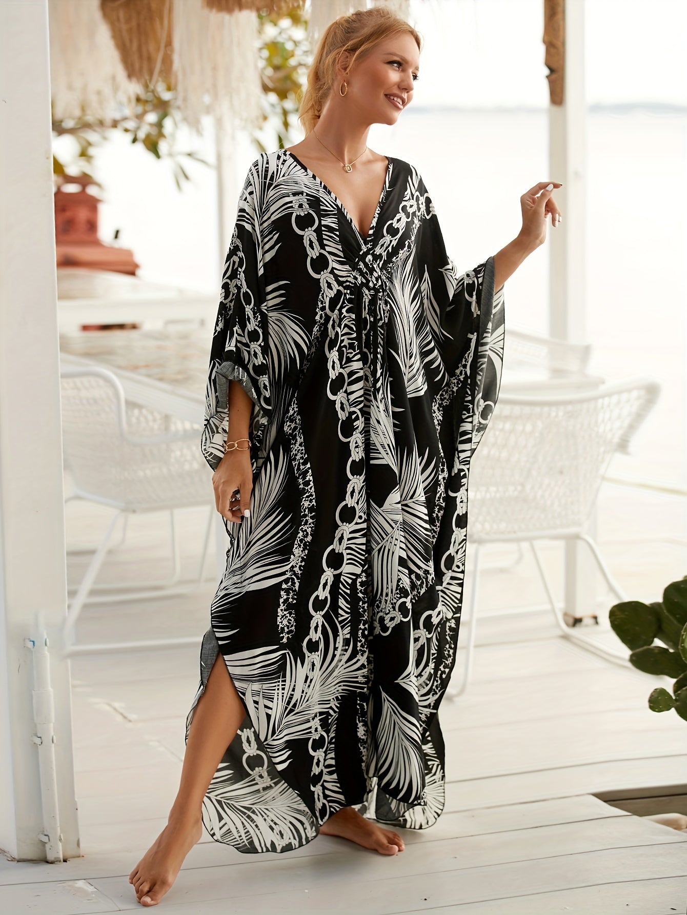 Barbara | Strandkleid mit Kette und Pflanzenmuster