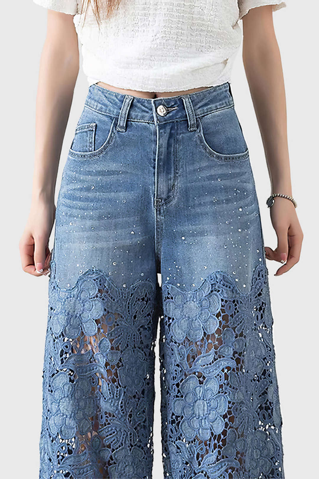 Damen weitfallende Jeans mit Blumen-Spitzen-Overlay in Blau - lässig schicke Hosen für moderne Frauen