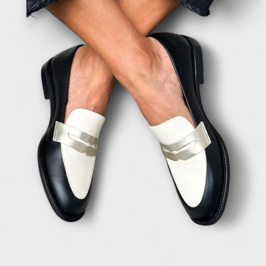Xara – Schwarze Loafers mit Metallglanz